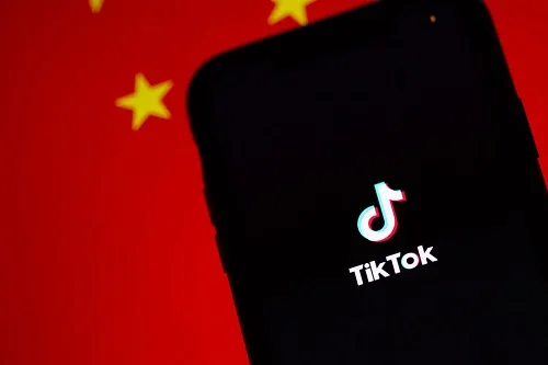 Two variations of TikTok exist. most users outside of mainland China use this version. And there's Douyin, a Chinese version of TikTok that requires users to have a registered mobile phone on the Chinese mainland. The Chinese language will be set as your default language if you're using Douyin. The language of the app cannot be changed because of the strict regulations surrounding this matter. The best course of action might be to download and install the international TikTok app.