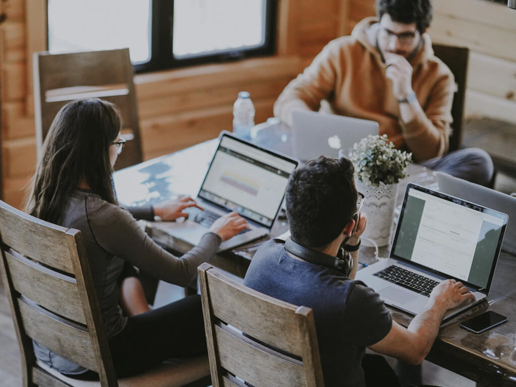 Employees using PSA software to streamline project management and optimize time tracking for improved efficiency and organization